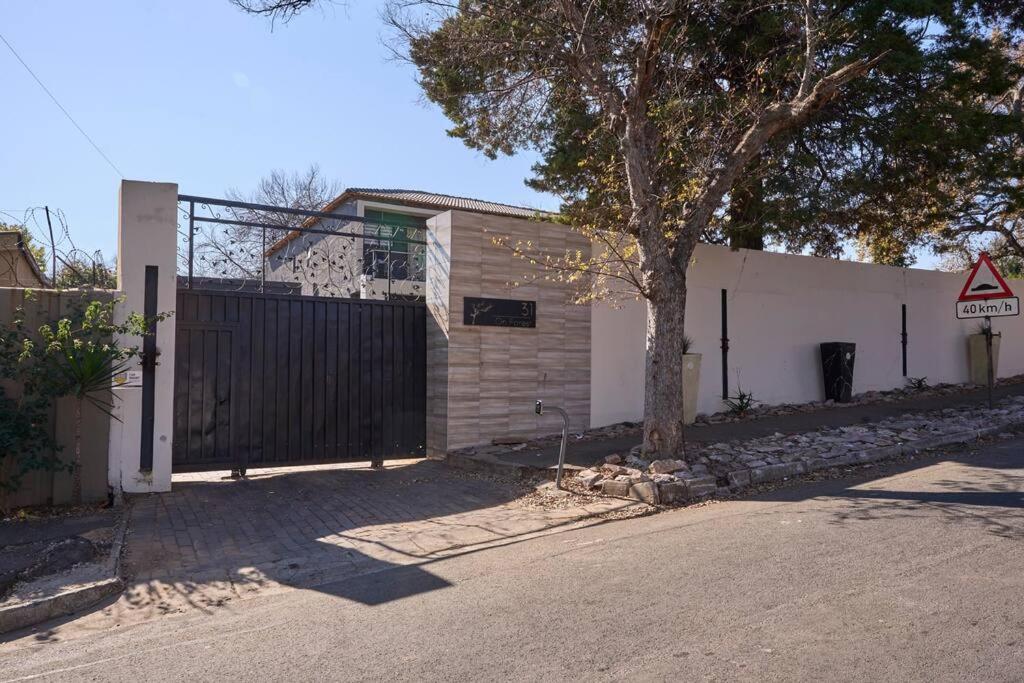 Luxury apt walk to Melrose Arch 11