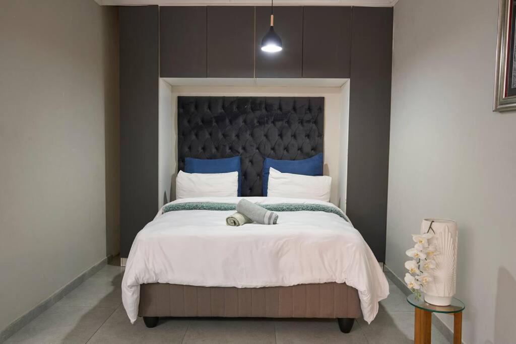 Luxury apt walk to Melrose Arch 11
