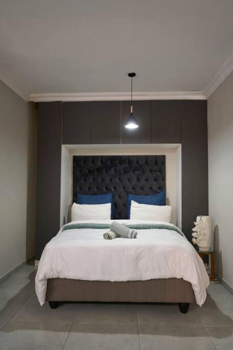 Luxury apt walk to Melrose Arch 11
