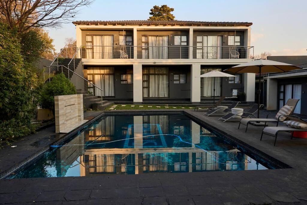 Luxury apt walk to Melrose Arch 11
