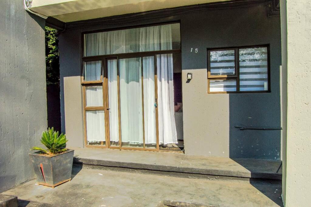 Cosy Nest 5 min2Sandton City 15