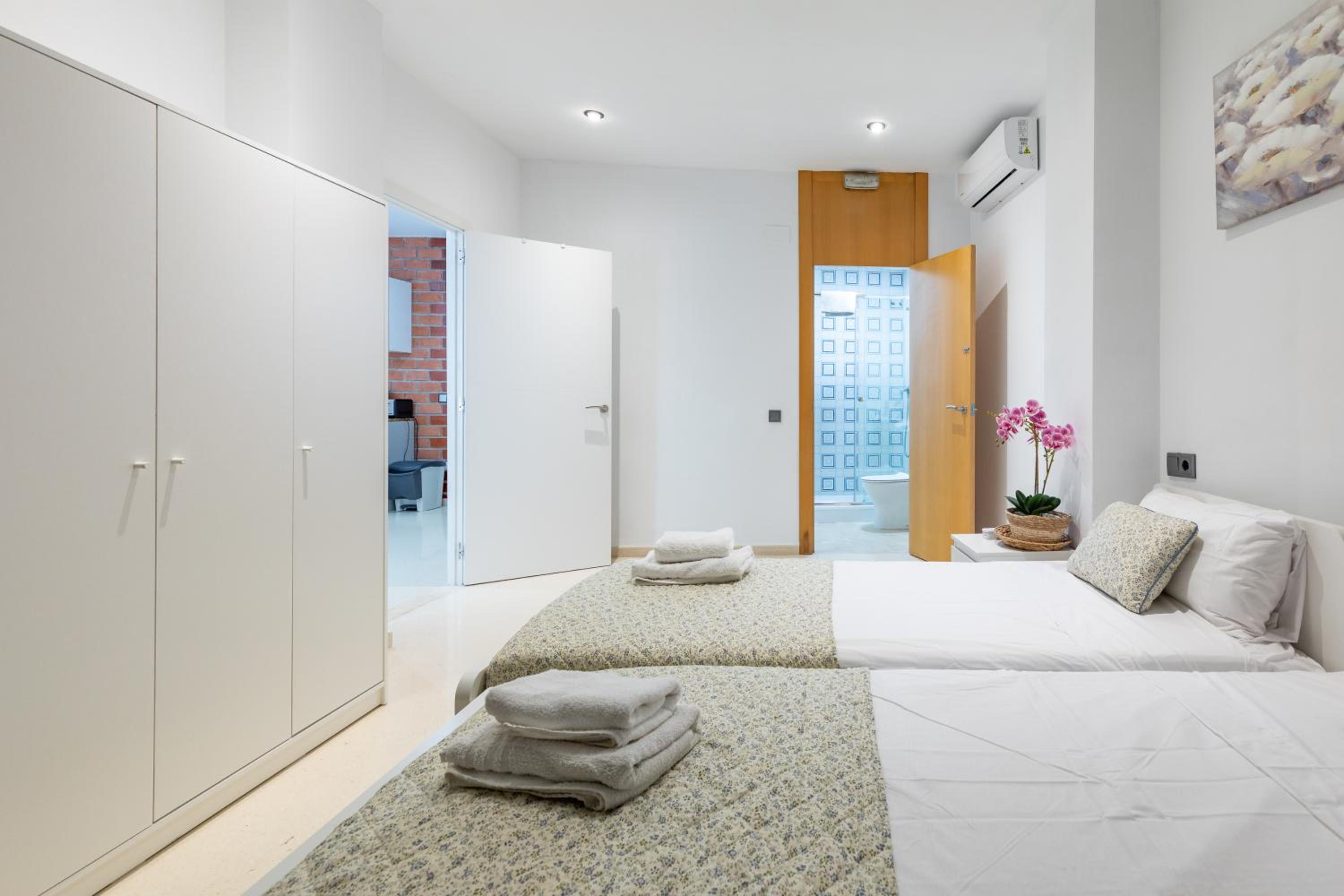 Aparthotel Mediterráneo by NeoHotels-Centro 8 min by Metro