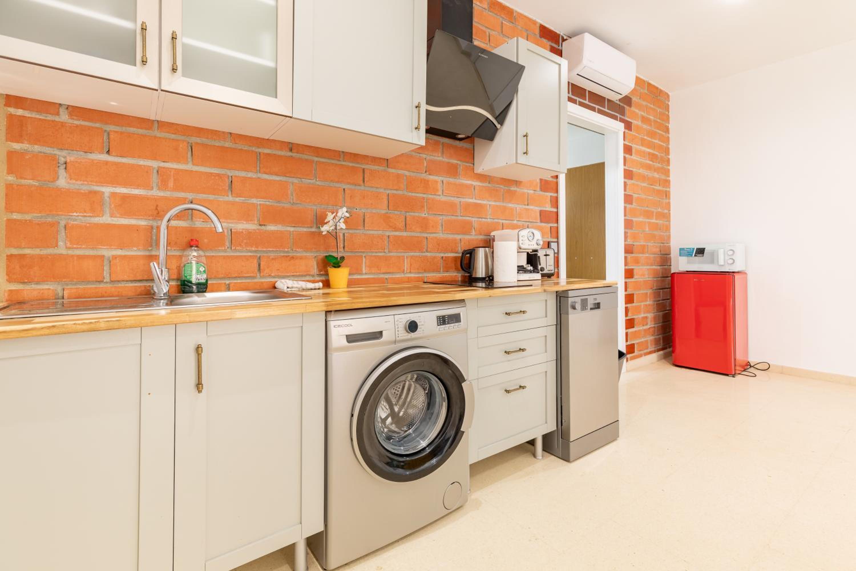 Aparthotel Mediterráneo by NeoHotels-Centro 8 min by Metro