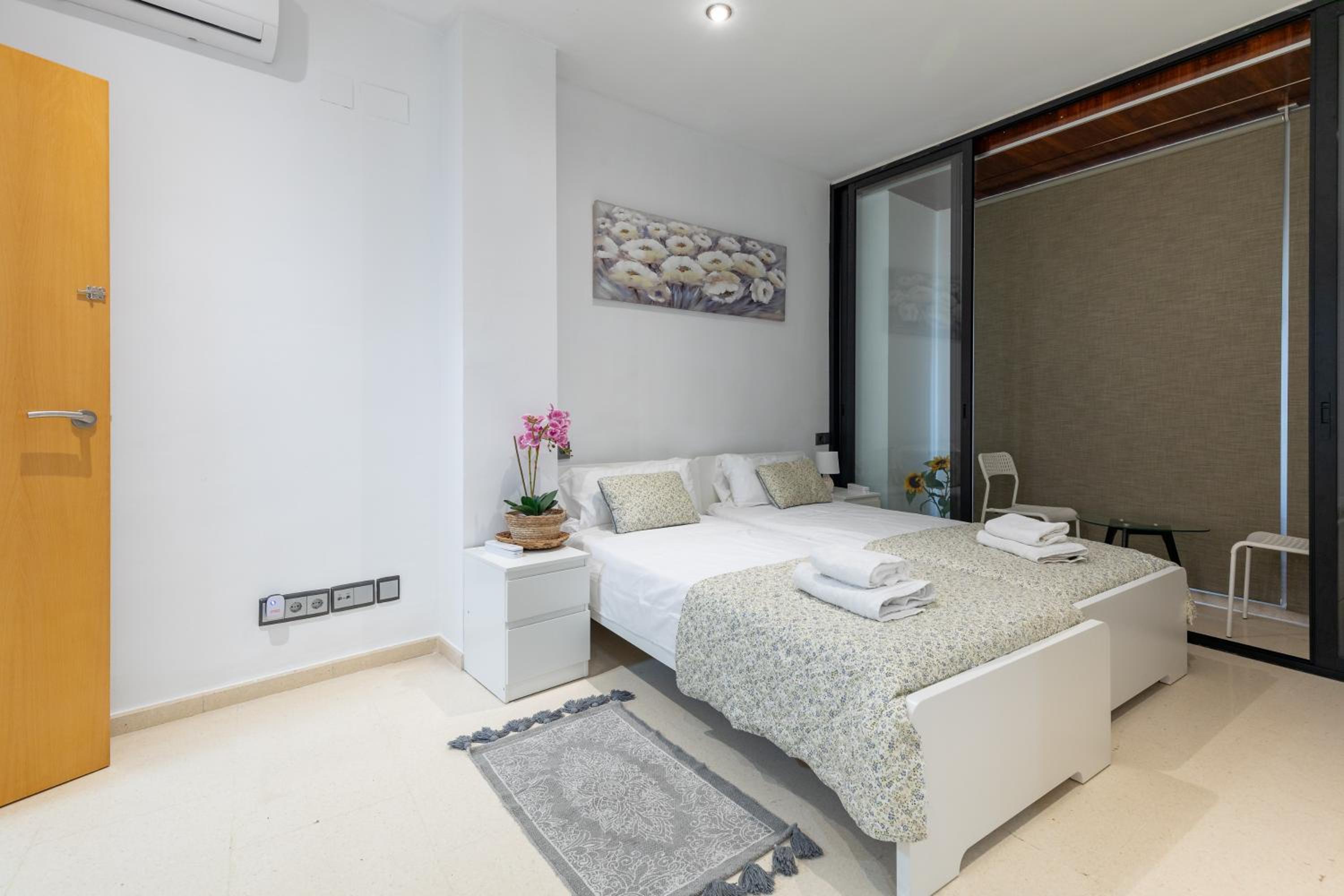 Aparthotel Mediterráneo by NeoHotels-Centro 8 min by Metro