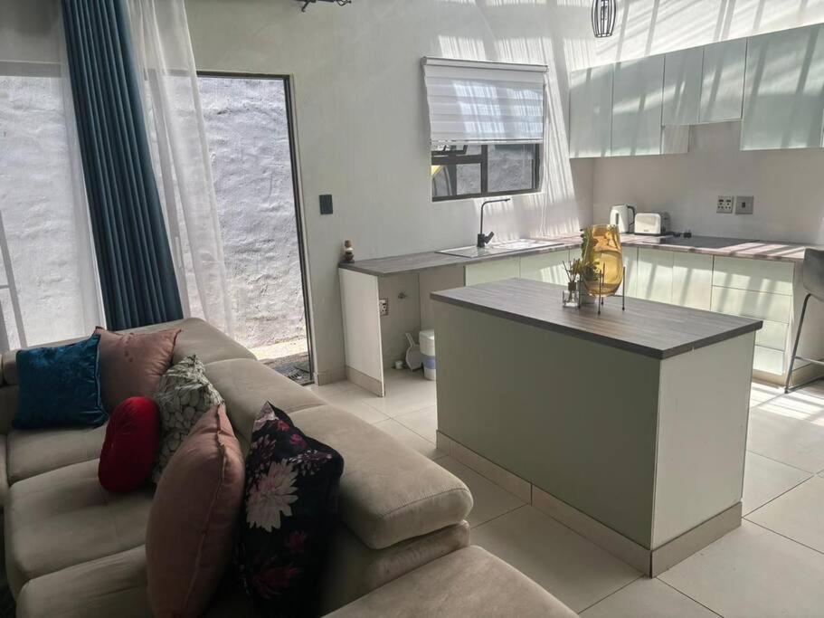 Cosy Nest 5 min2Sandton City 2