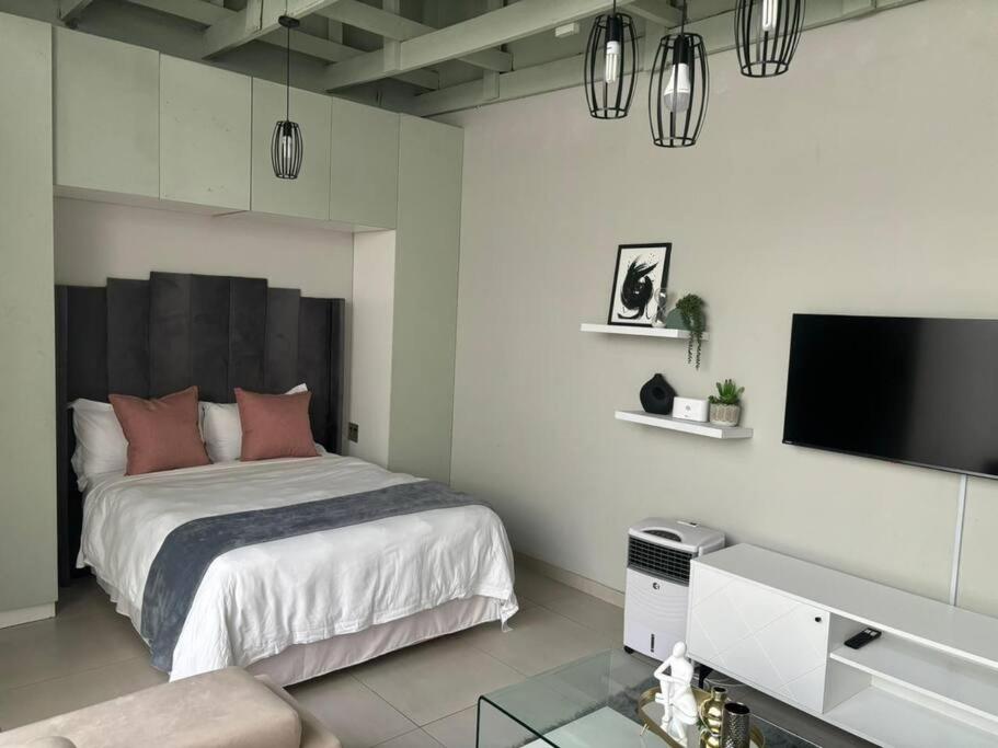 Cosy Nest 5 min2Sandton City 2