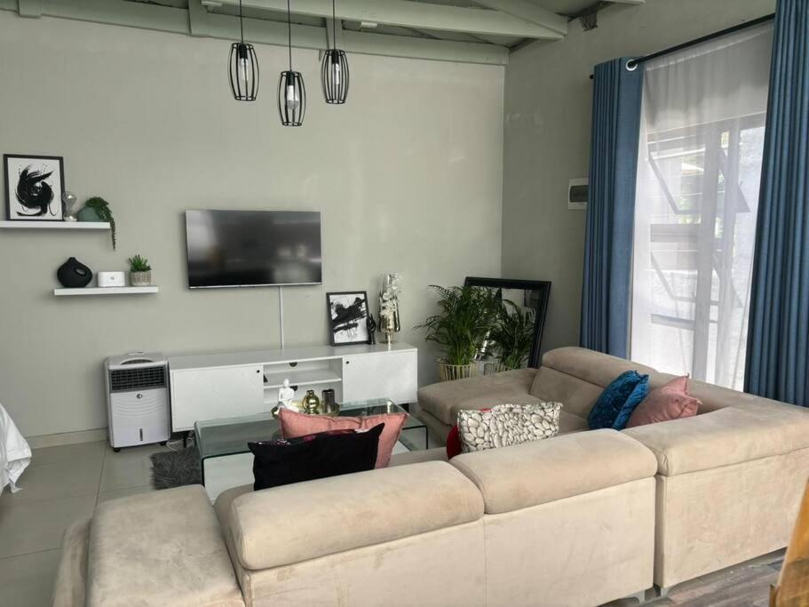 Cosy Nest 5 min2Sandton City 2