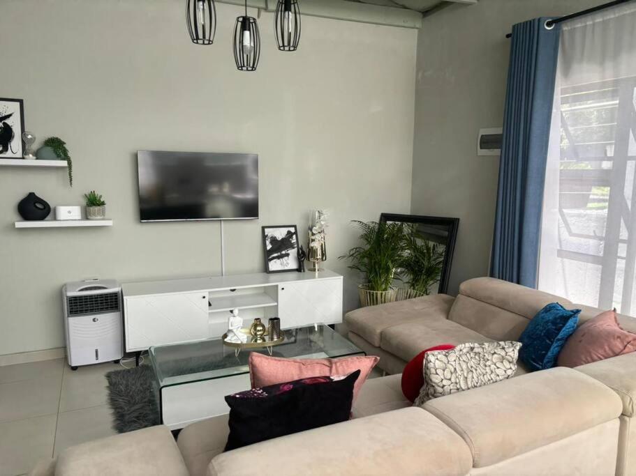 Cosy Nest 5 min2Sandton City 2