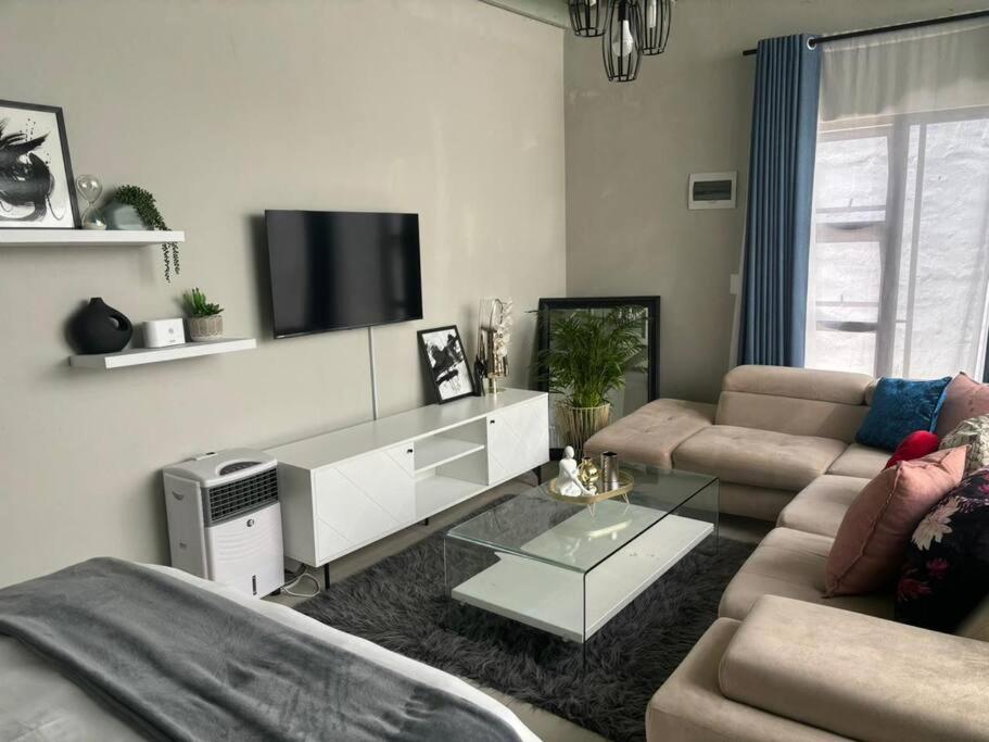 Cosy Nest 5 min2Sandton City 2