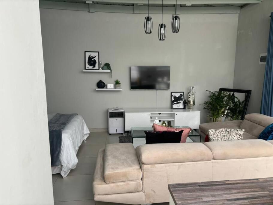 Cosy Nest 5 min2Sandton City 2