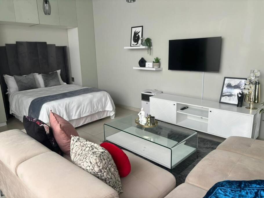 Cosy Nest 5 min2Sandton City 2