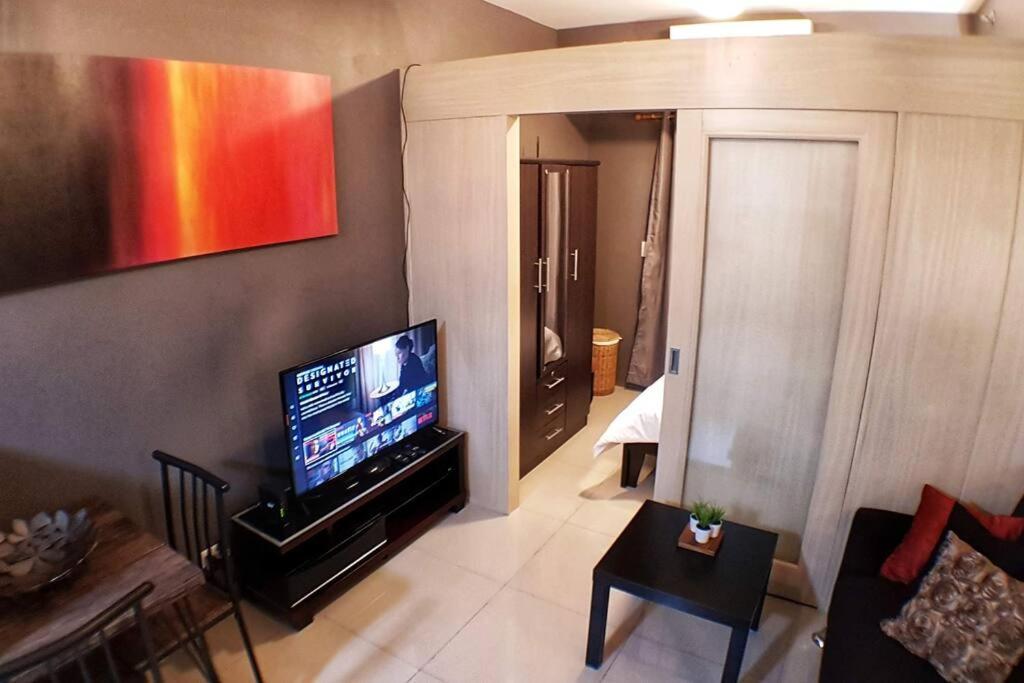 HOMEY MAKATI CONDO UNIT with NETFLIX view 4