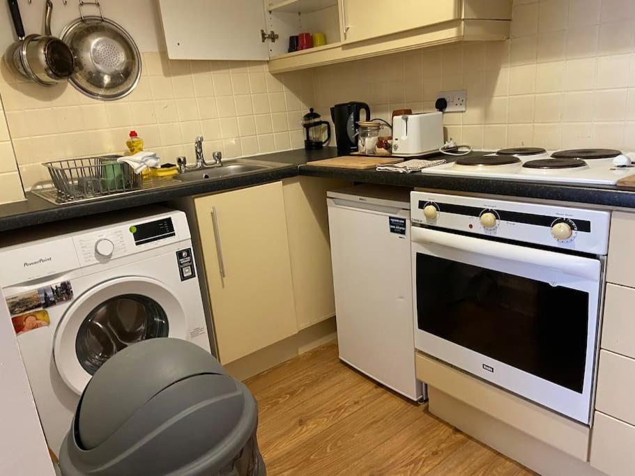 City Centre Apt with balcony Great location & neighborhood