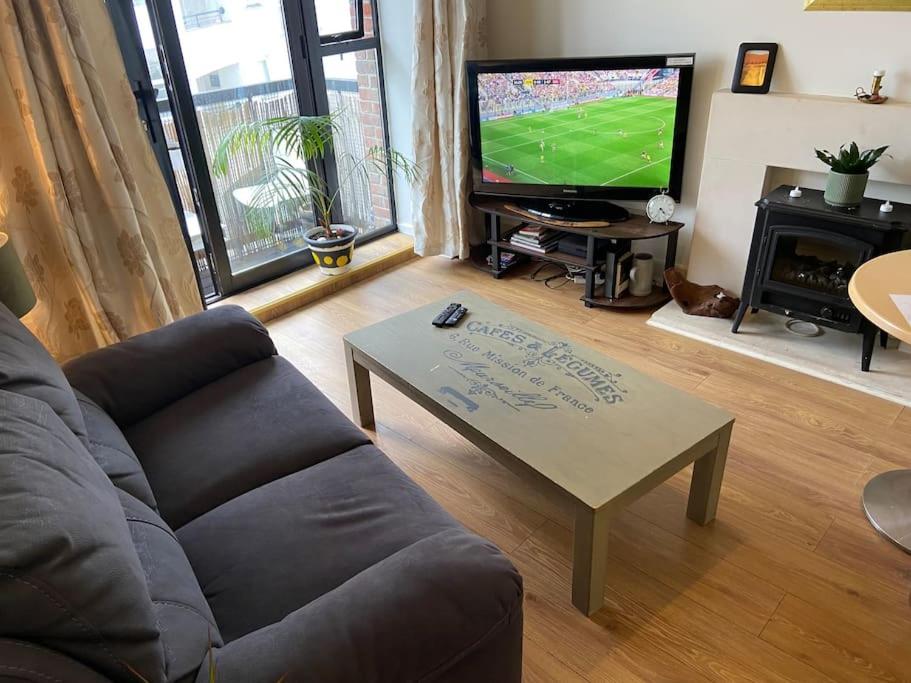 City Centre Apt with balcony Great location & neighborhood