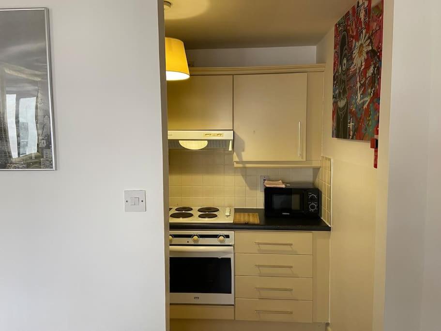 City Centre Apt with balcony Great location & neighborhood