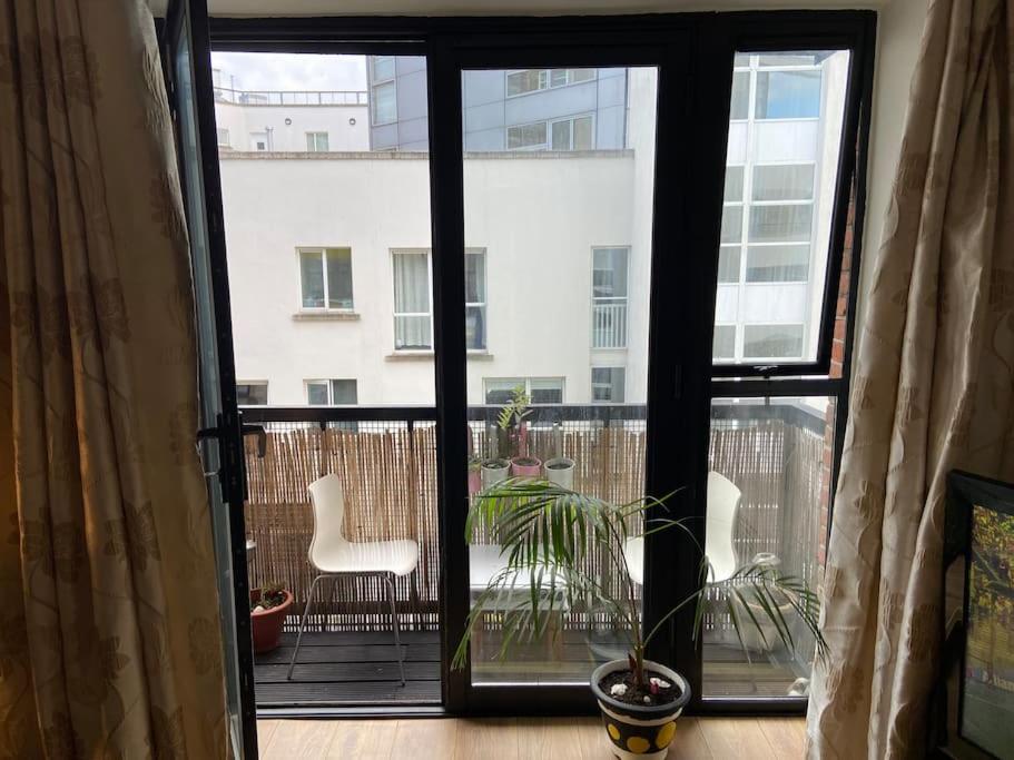 City Centre Apt with balcony Great location & neighborhood