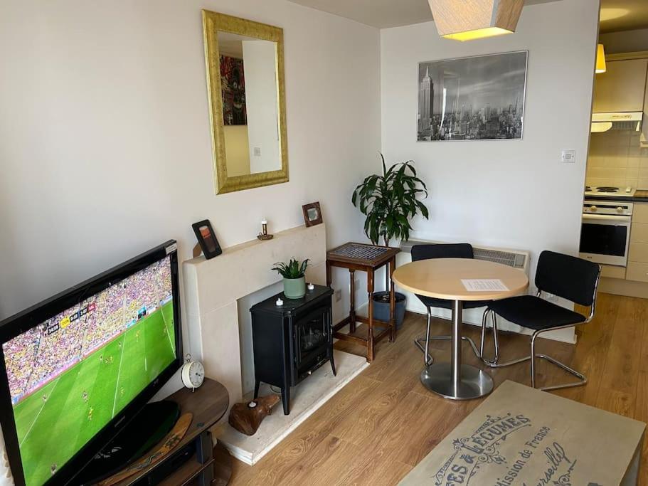 City Centre Apt with balcony Great location & neighborhood