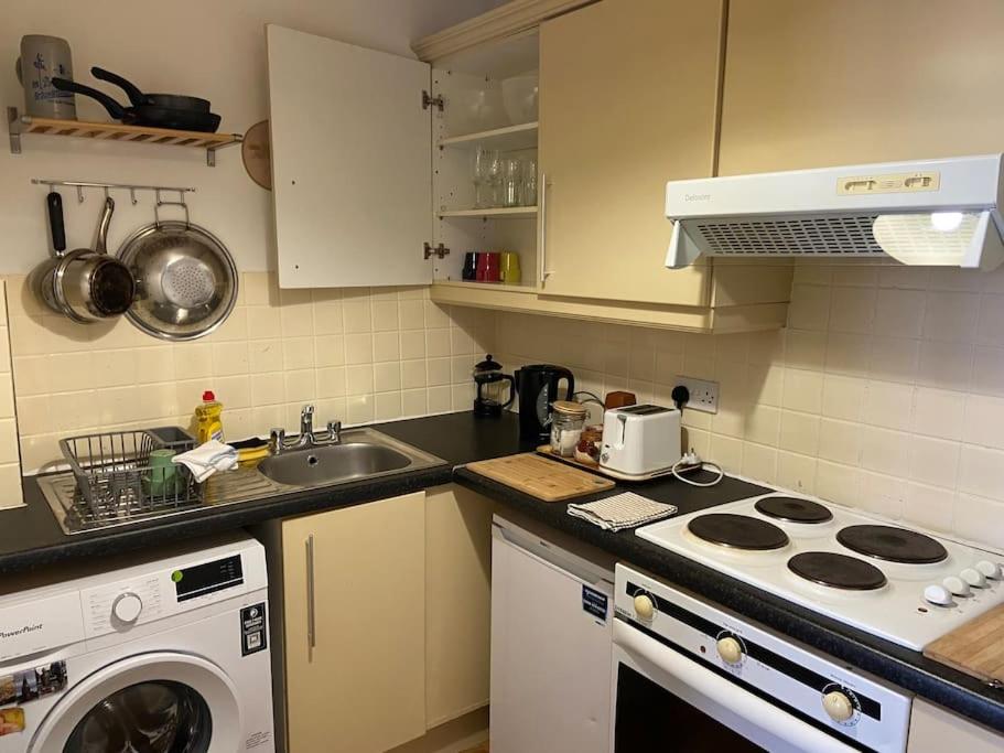 City Centre Apt with balcony Great location & neighborhood