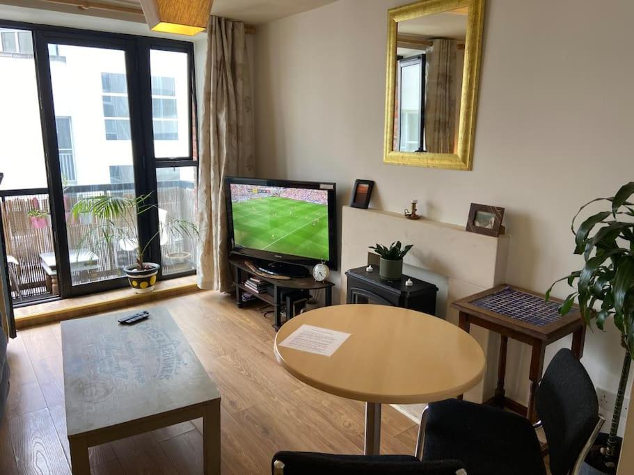 City Centre Apt with balcony Great location & neighborhood