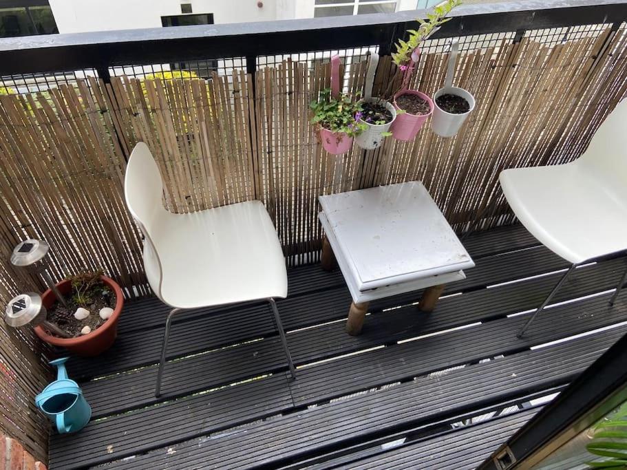 City Centre Apt with balcony Great location & neighborhood