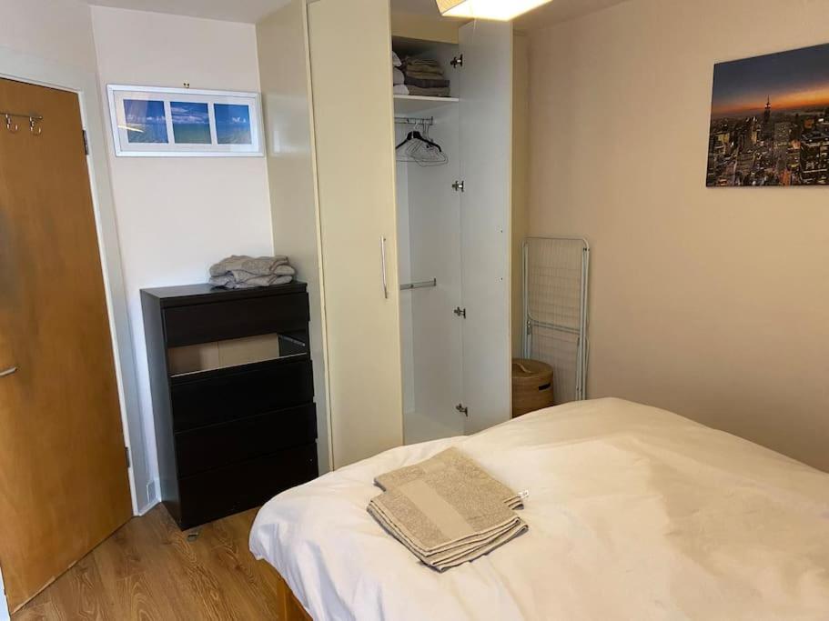 City Centre Apt with balcony Great location & neighborhood