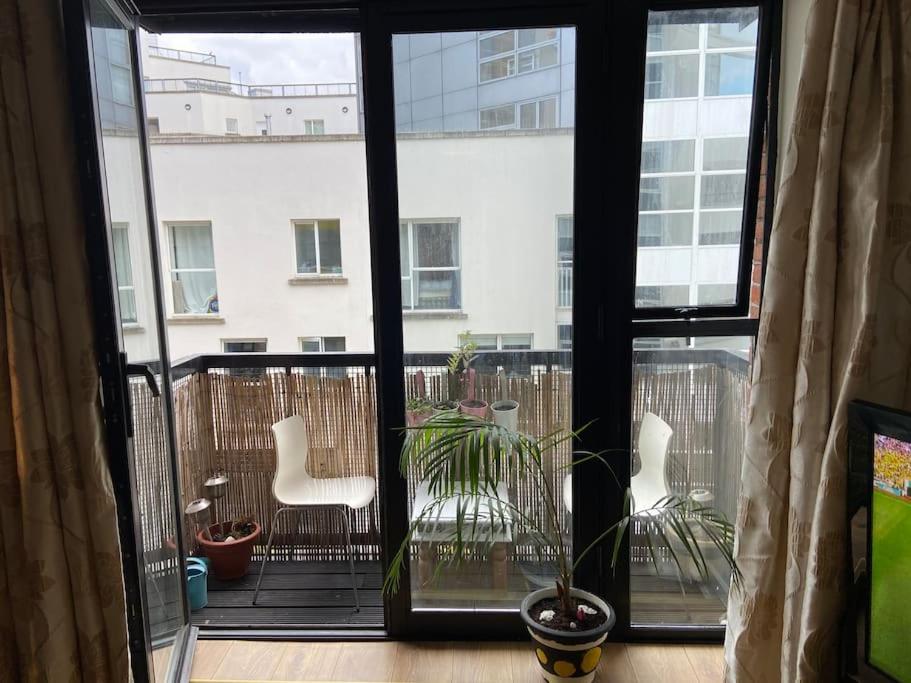City Centre Apt with balcony Great location & neighborhood