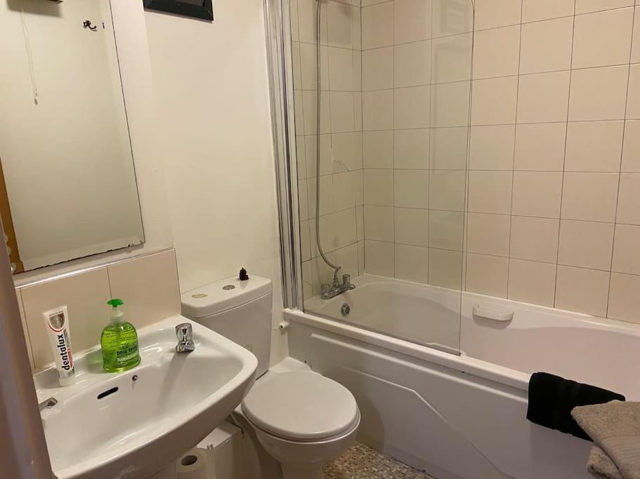 City Centre Apt with balcony Great location & neighborhood