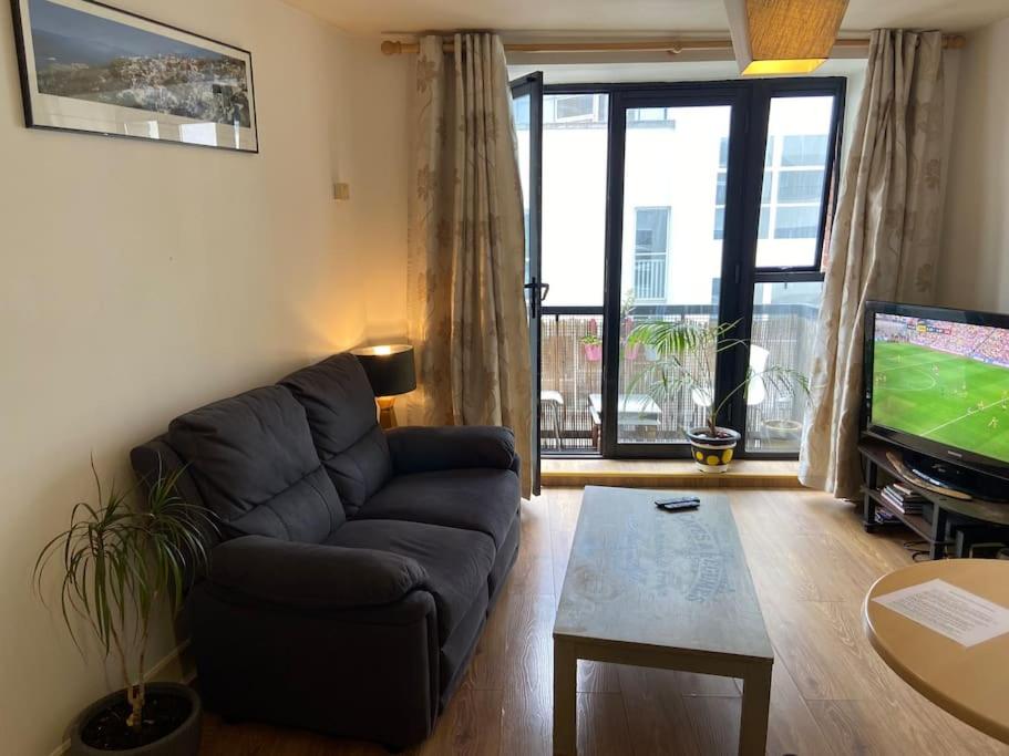 City Centre Apt with balcony Great location & neighborhood