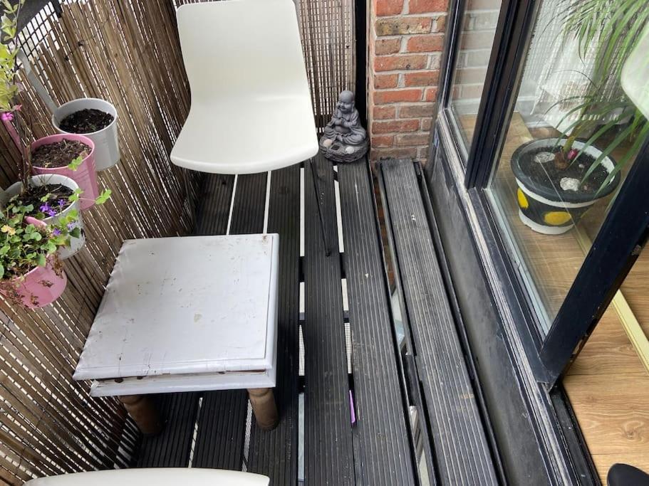 City Centre Apt with balcony Great location & neighborhood