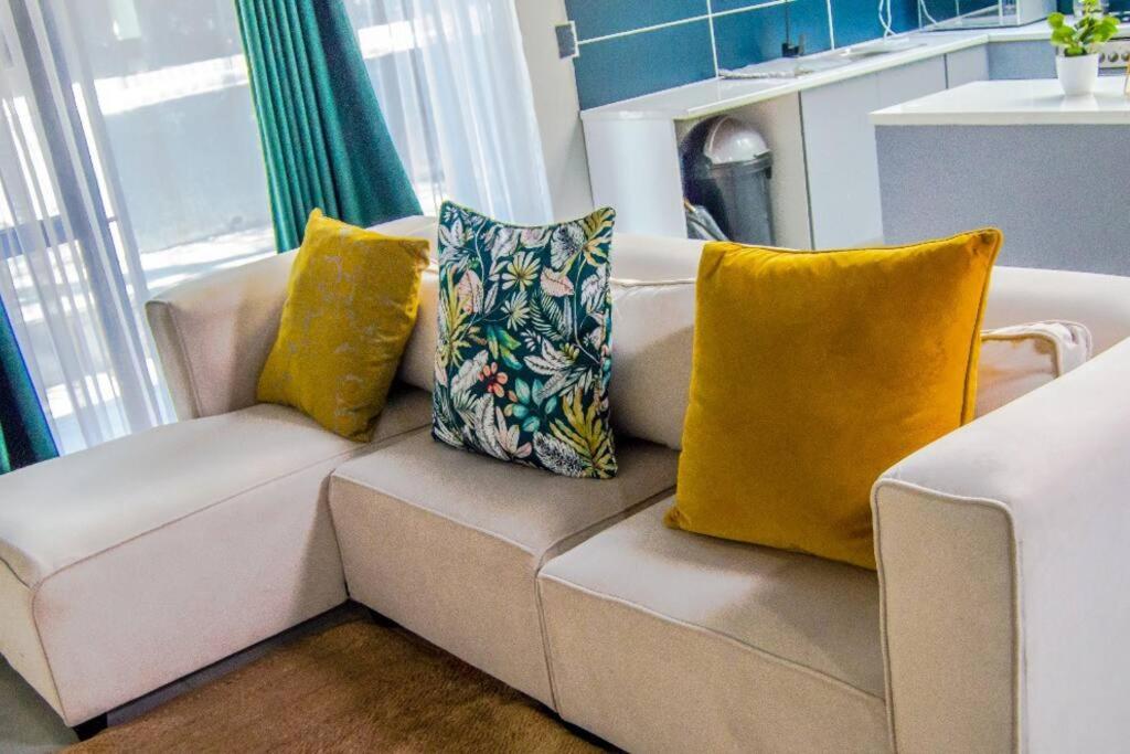 Cosy Nest 5min2 Sandton City 6 view 3
