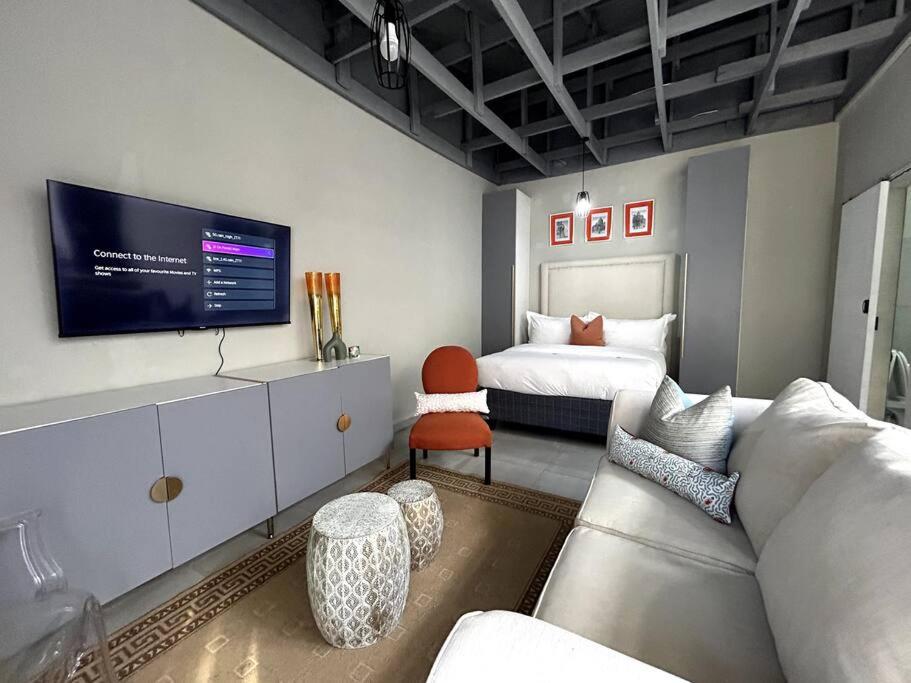 Luxury apt walk 2Melrose Arch 5