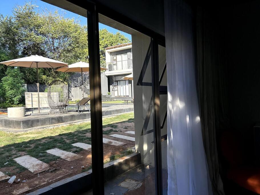 Luxury apt walk 2Melrose Arch 5