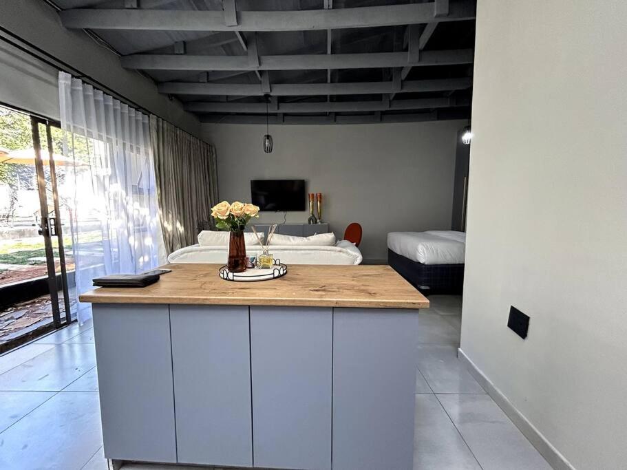 Luxury apt walk 2Melrose Arch 5