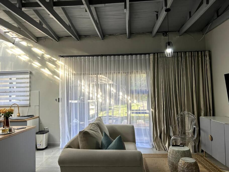 Luxury apt walk 2Melrose Arch 5