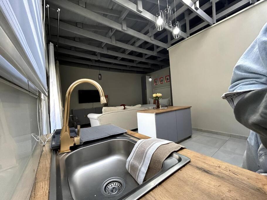 Luxury apt walk 2Melrose Arch 5