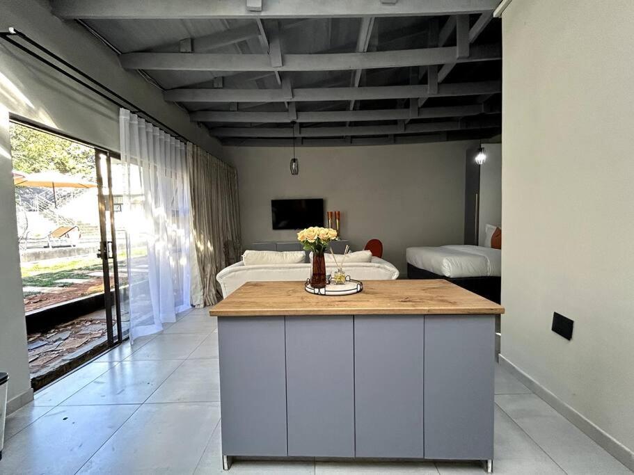 Luxury apt walk 2Melrose Arch 5