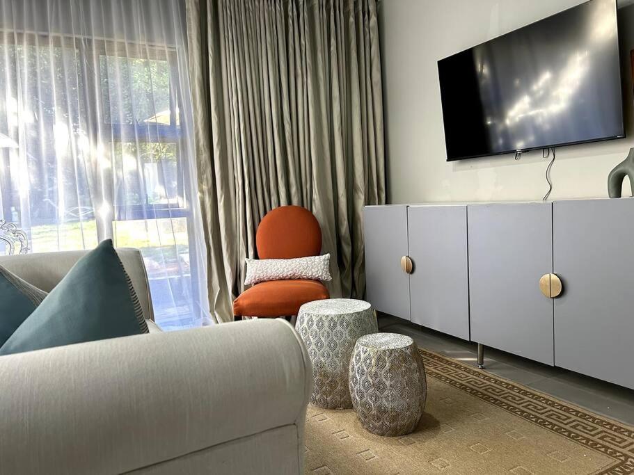 Luxury apt walk 2Melrose Arch 5
