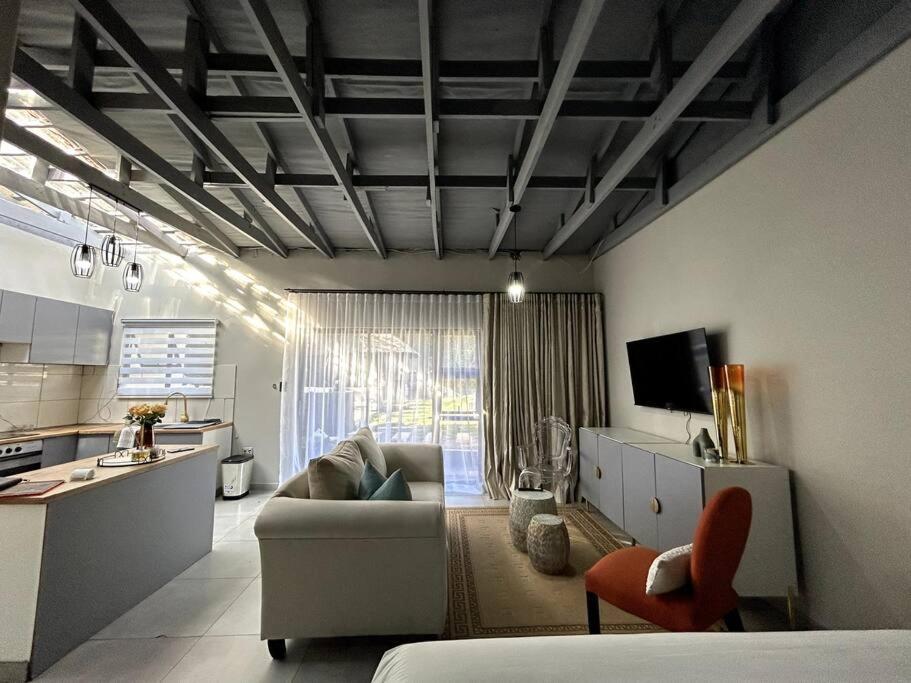 Luxury apt walk 2Melrose Arch 5