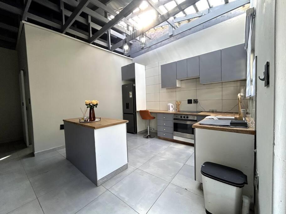 Luxury apt walk 2Melrose Arch 5