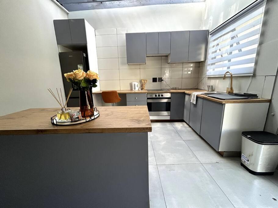Luxury apt walk 2Melrose Arch 5