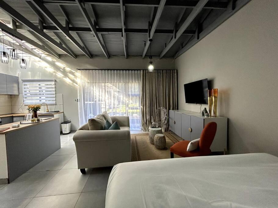 Luxury apt walk 2Melrose Arch 5