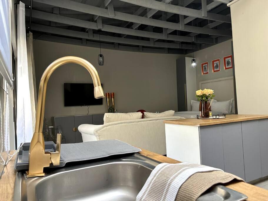Luxury apt walk 2Melrose Arch 5