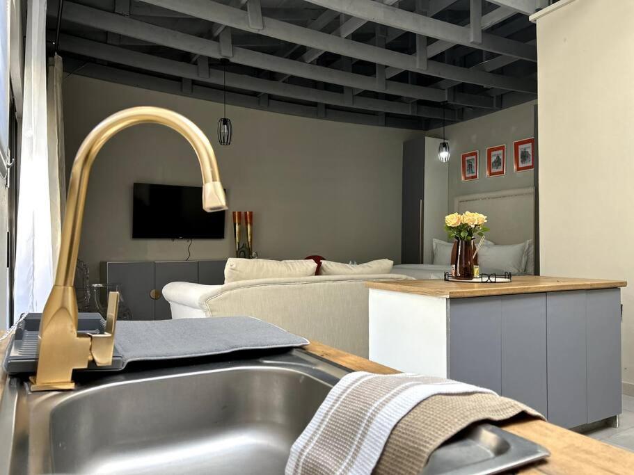Luxury apt walk 2Melrose Arch 5
