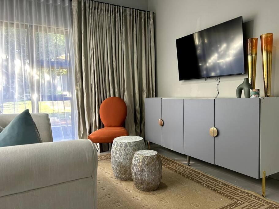Luxury apt walk 2Melrose Arch 5
