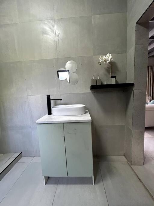Luxury apt walk 2Melrose Arch 5