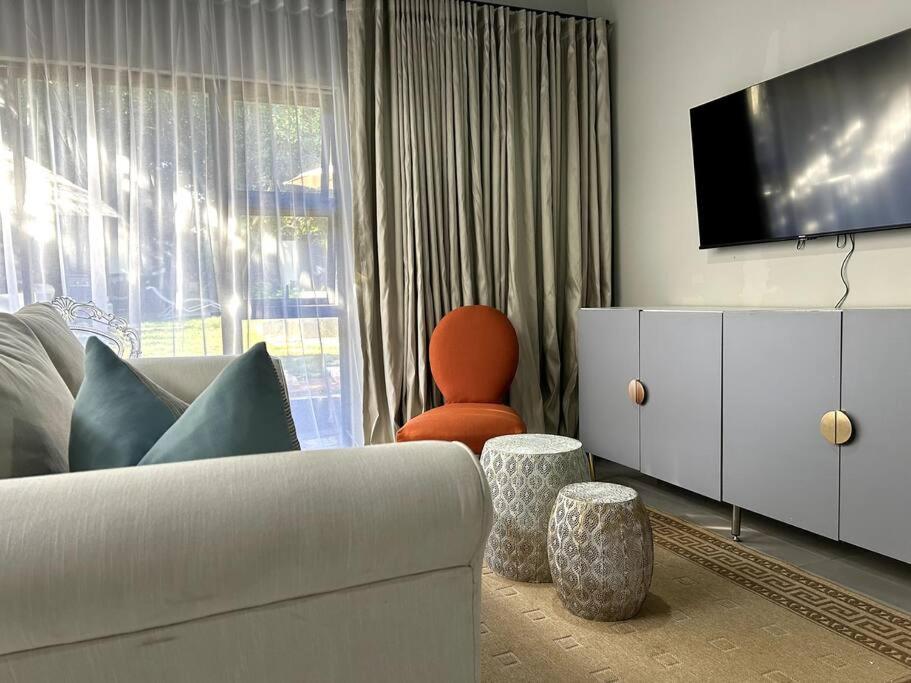 Luxury apt walk 2Melrose Arch 5