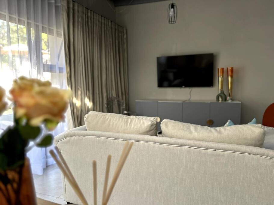 Luxury apt walk 2Melrose Arch 5