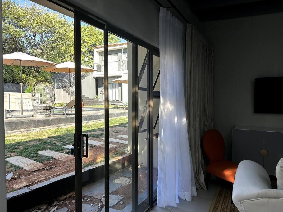 Luxury apt walk 2Melrose Arch 5