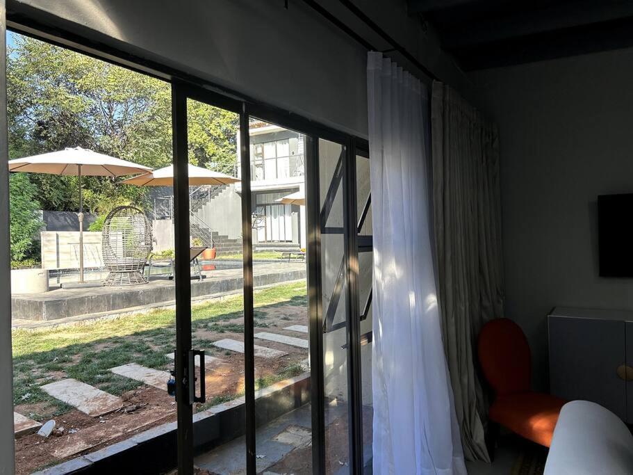 Luxury apt walk 2Melrose Arch 5
