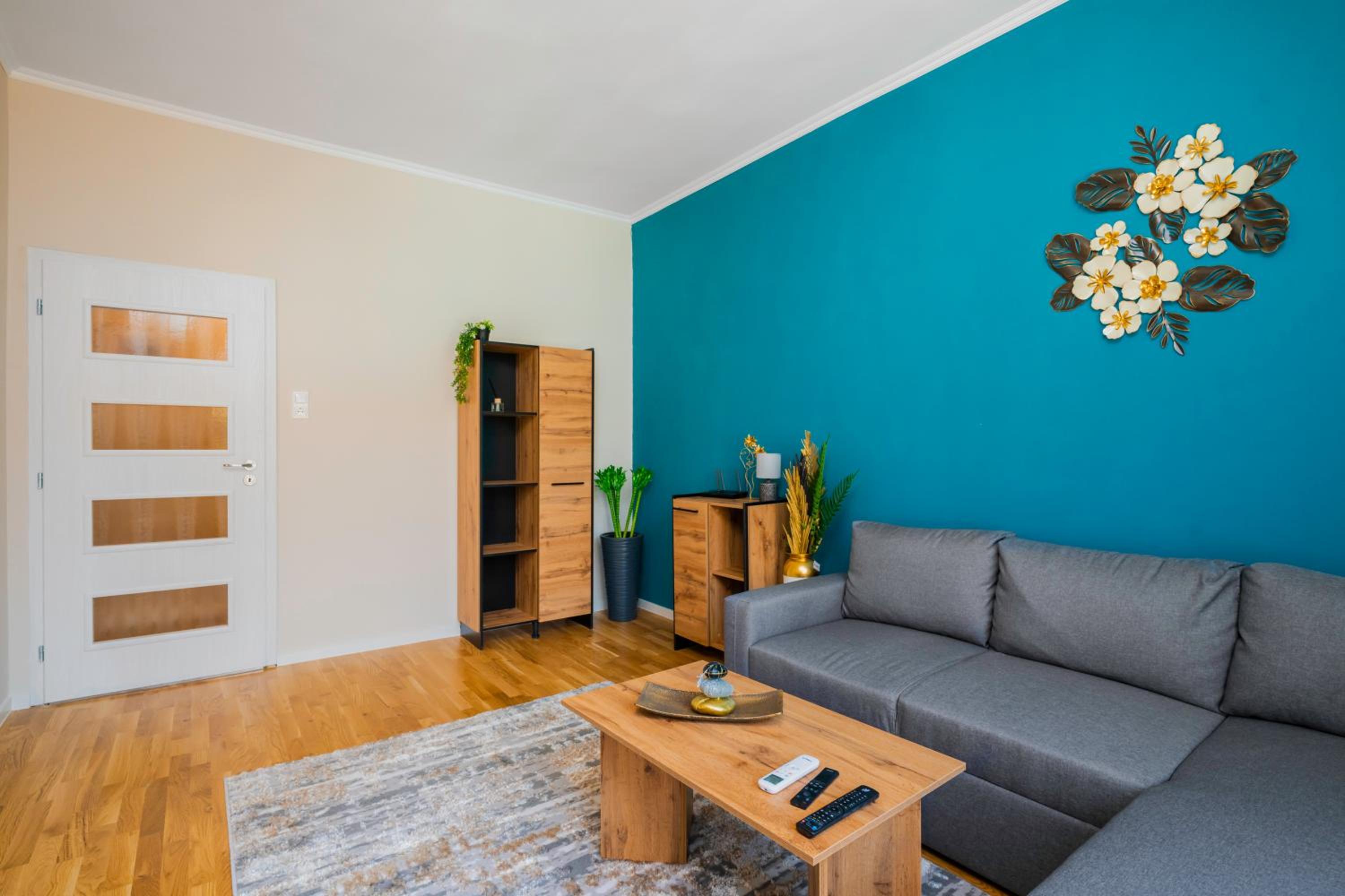 Spacious 2BD Near NDK with WorkSpace by Flat Mаnager
